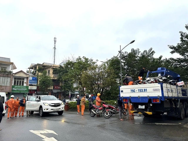 Huế cử đội xung kích vào tâm lũ hỗ trợ khắc phục lưới điện- Ảnh 1.