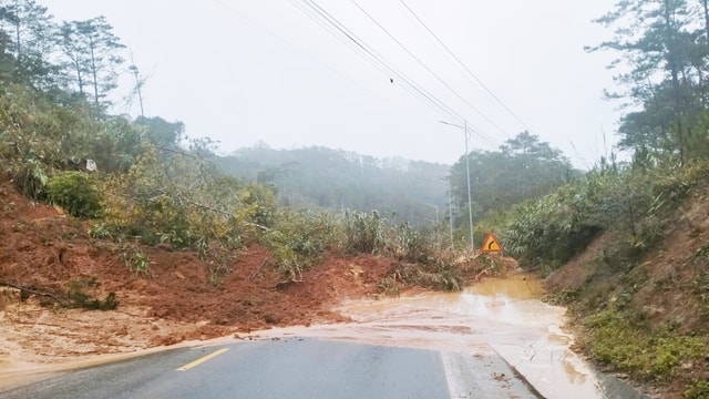 Sạt lở nghiêm trọng trên Quốc lộ 24, giao thông qua Măng Đen tê liệt- Ảnh 1. Sạt lở nghiêm trọng trên Quốc lộ 24, giao thông qua Măng Đen tê liệt- Ảnh 1.