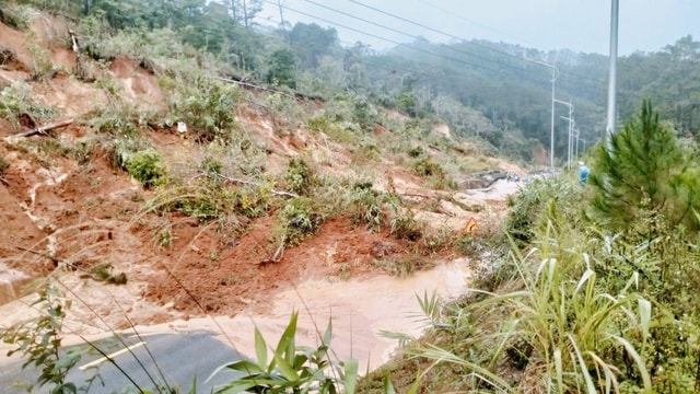 Sạt lở nghiêm trọng trên Quốc lộ 24, giao thông qua Măng Đen tê liệt- Ảnh 2. Sạt lở nghiêm trọng trên Quốc lộ 24, giao thông qua Măng Đen tê liệt- Ảnh 2.