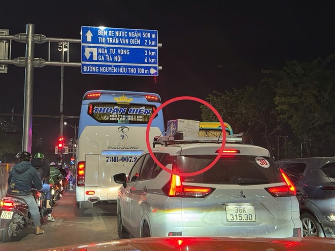 Hành lý chênh vênh trên nóc ô tô, tai nạn rình rập- Ảnh 2.