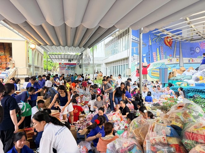 TPHCM chuyển 50 tỷ đồng cùng 211 tấn hàng hỗ trợ Khánh Hoà khắc phục bão lũ- Ảnh 2.