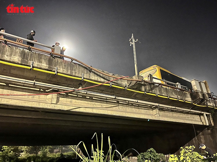 Xe giường nằm nổ lốp, lao vào làn xe máy khiến hai bố con tử vong trên cầu Thanh Trì- Ảnh 4.
