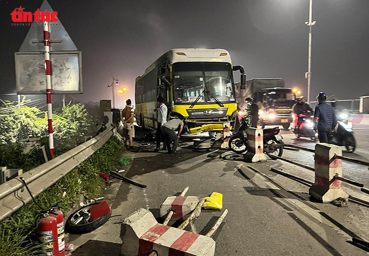 Xe giường nằm nổ lốp, lao vào làn xe máy khiến hai bố con tử vong trên cầu Thanh Trì- Ảnh 1.