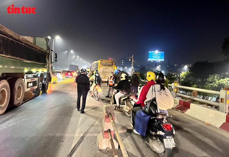 Xe giường nằm nổ lốp, lao vào làn xe máy khiến hai bố con tử vong trên cầu Thanh Trì- Ảnh 3.