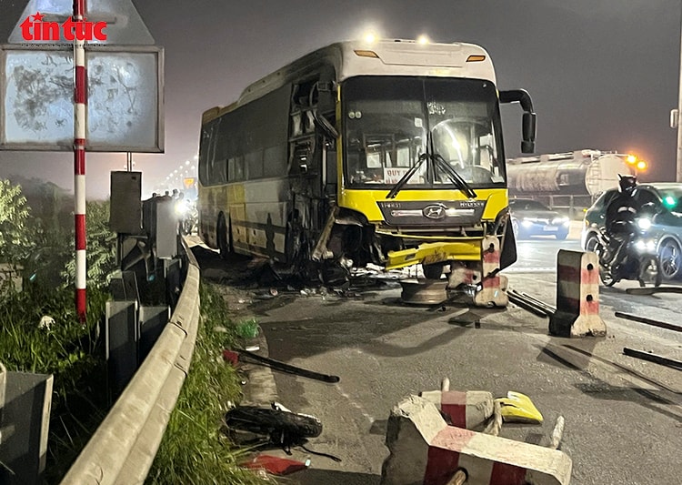 Xe giường nằm nổ lốp, lao vào làn xe máy khiến hai bố con tử vong trên cầu Thanh Trì- Ảnh 2.