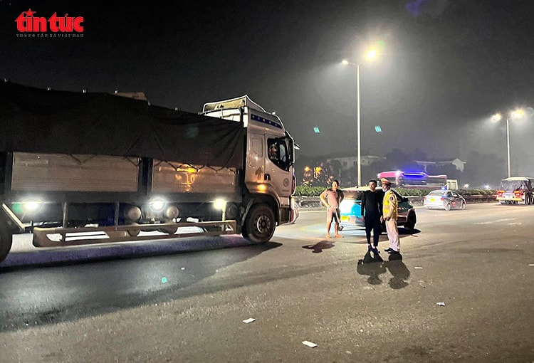 Xe giường nằm nổ lốp, lao vào làn xe máy khiến hai bố con tử vong trên cầu Thanh Trì- Ảnh 8.