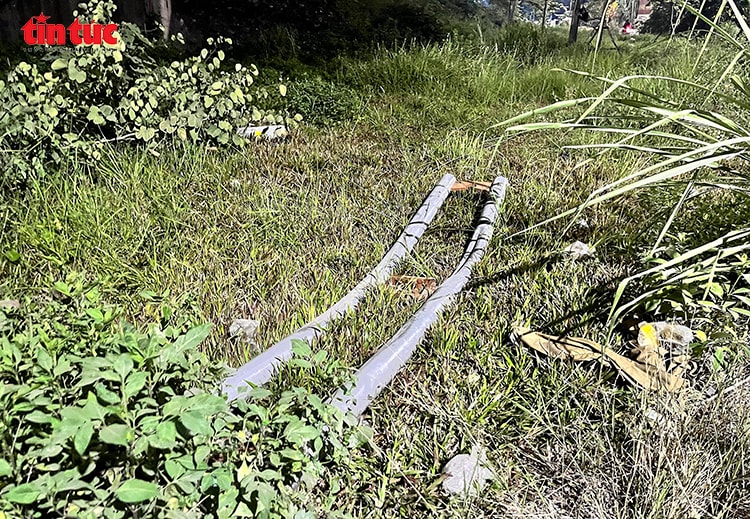 Xe giường nằm nổ lốp, lao vào làn xe máy khiến hai bố con tử vong trên cầu Thanh Trì- Ảnh 6.