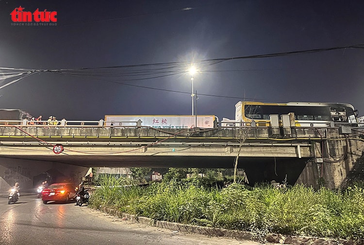 Xe giường nằm nổ lốp, lao vào làn xe máy khiến hai bố con tử vong trên cầu Thanh Trì- Ảnh 5.