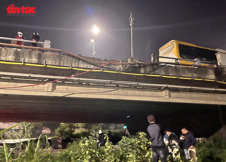 Xe giường nằm nổ lốp, lao vào làn xe máy khiến hai bố con tử vong trên cầu Thanh Trì- Ảnh 7.