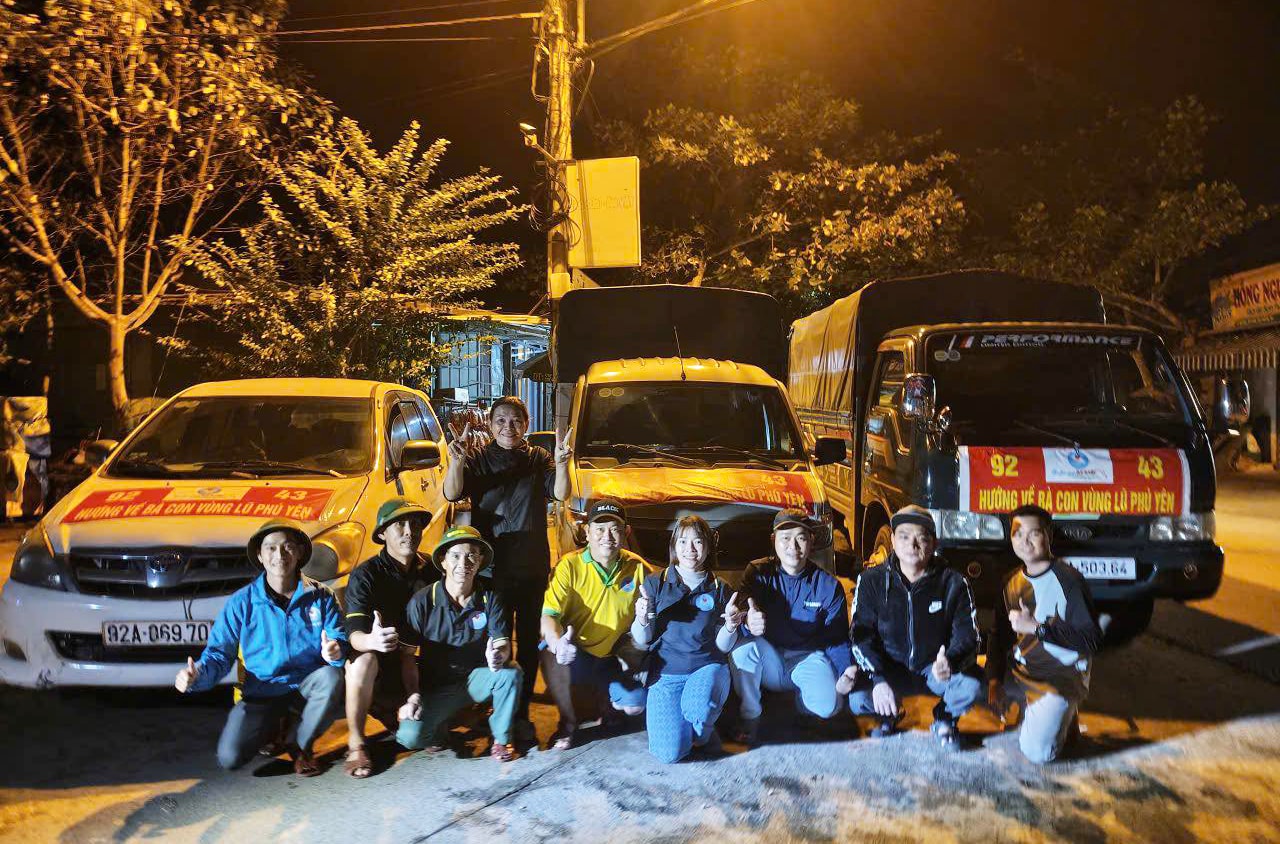 Mang bếp lửa vào ‘tâm lũ’, trao những hộp cơm nóng đến bà con vùng ngập- Ảnh 1.