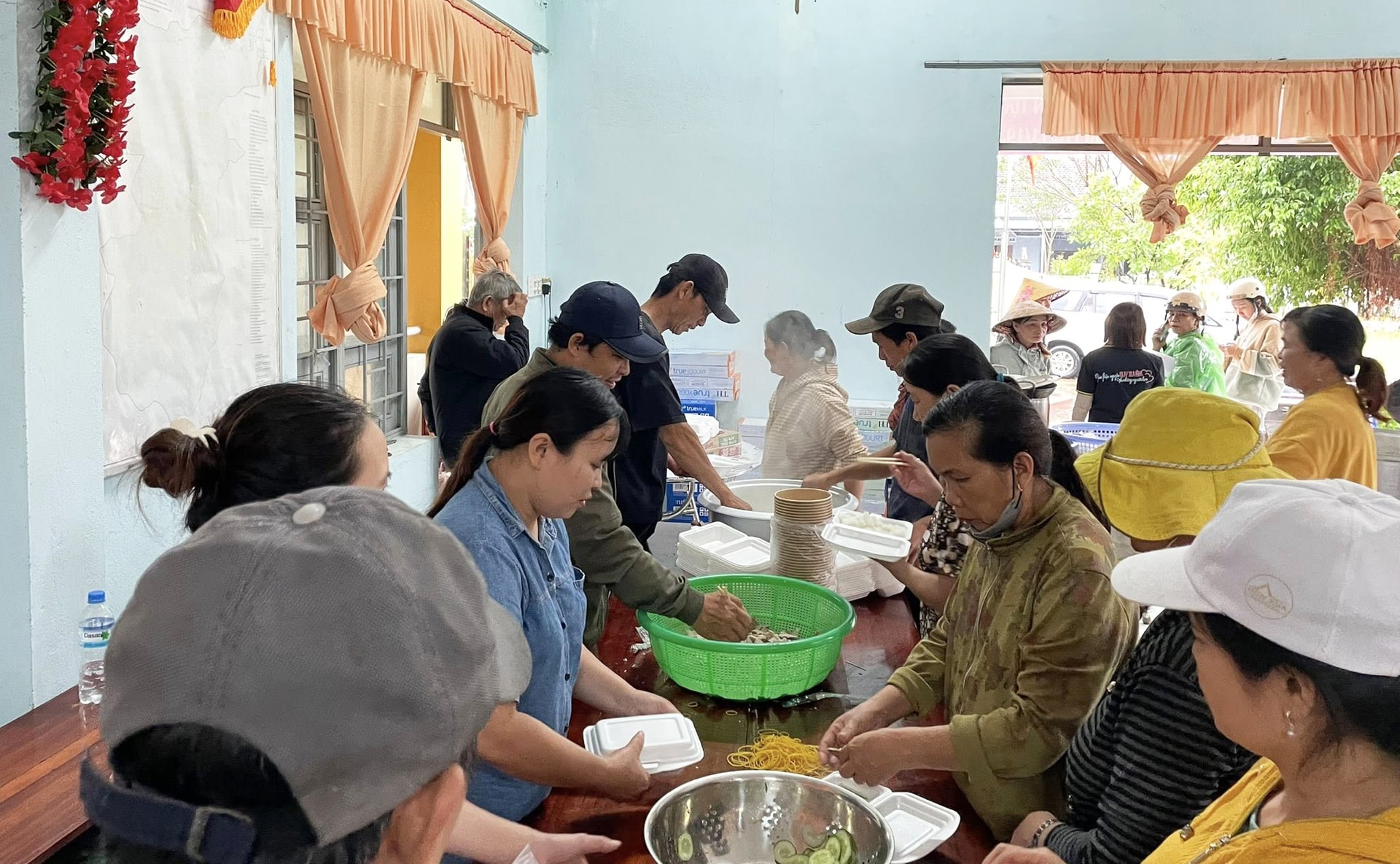 Mang bếp lửa vào ‘tâm lũ’, trao những hộp cơm nóng đến bà con vùng ngập- Ảnh 10.