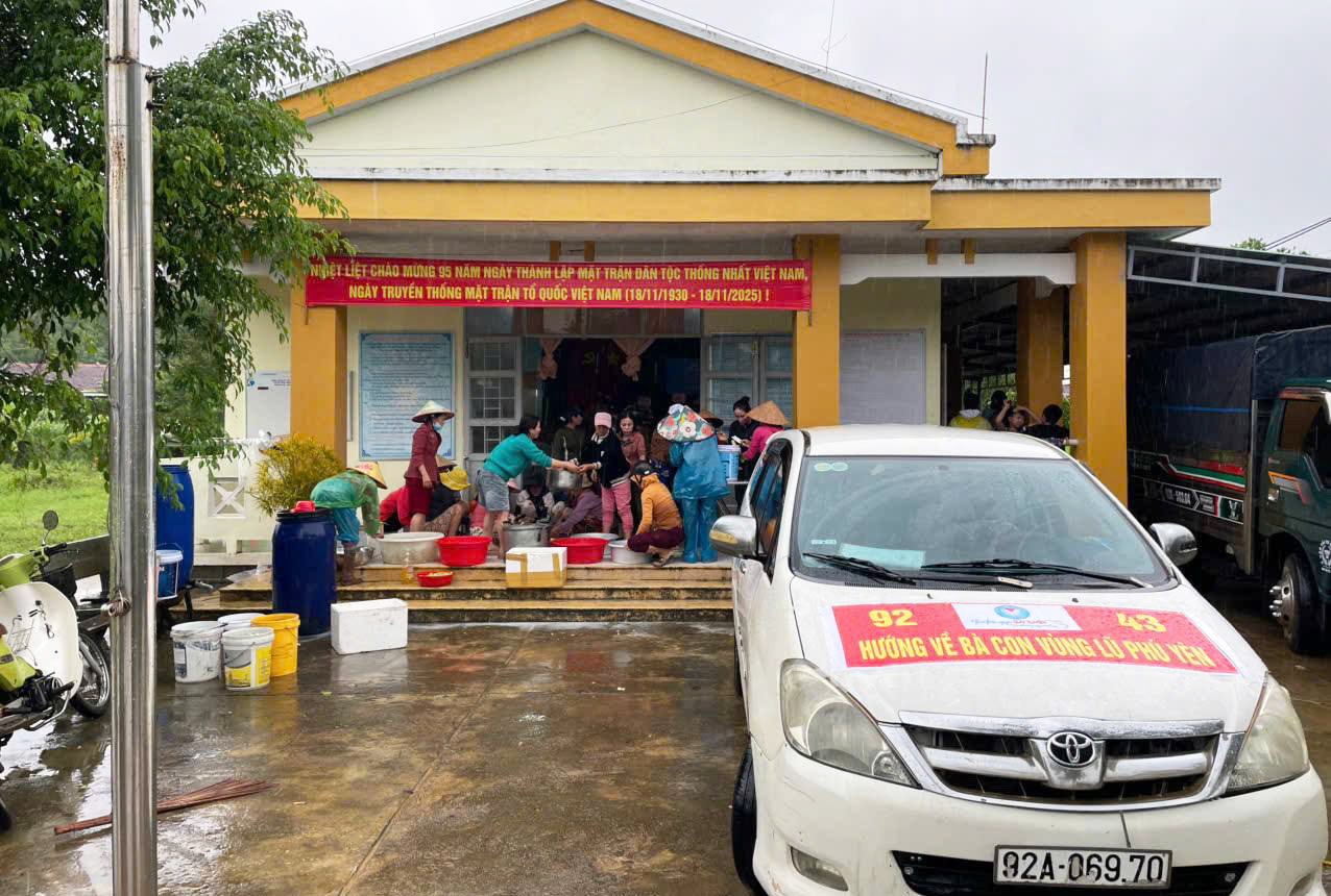 Mang bếp lửa vào ‘tâm lũ’, trao những hộp cơm nóng đến bà con vùng ngập- Ảnh 4.