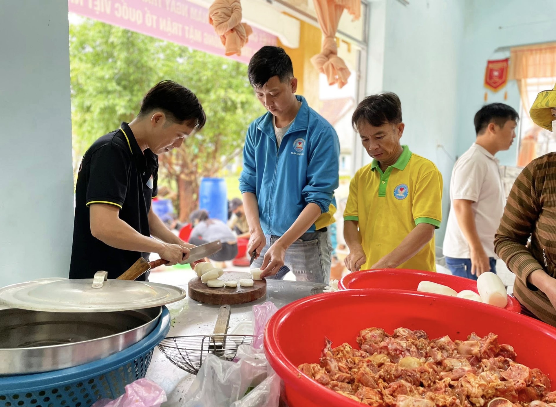 Mang bếp lửa vào ‘tâm lũ’, trao những hộp cơm nóng đến bà con vùng ngập- Ảnh 5.