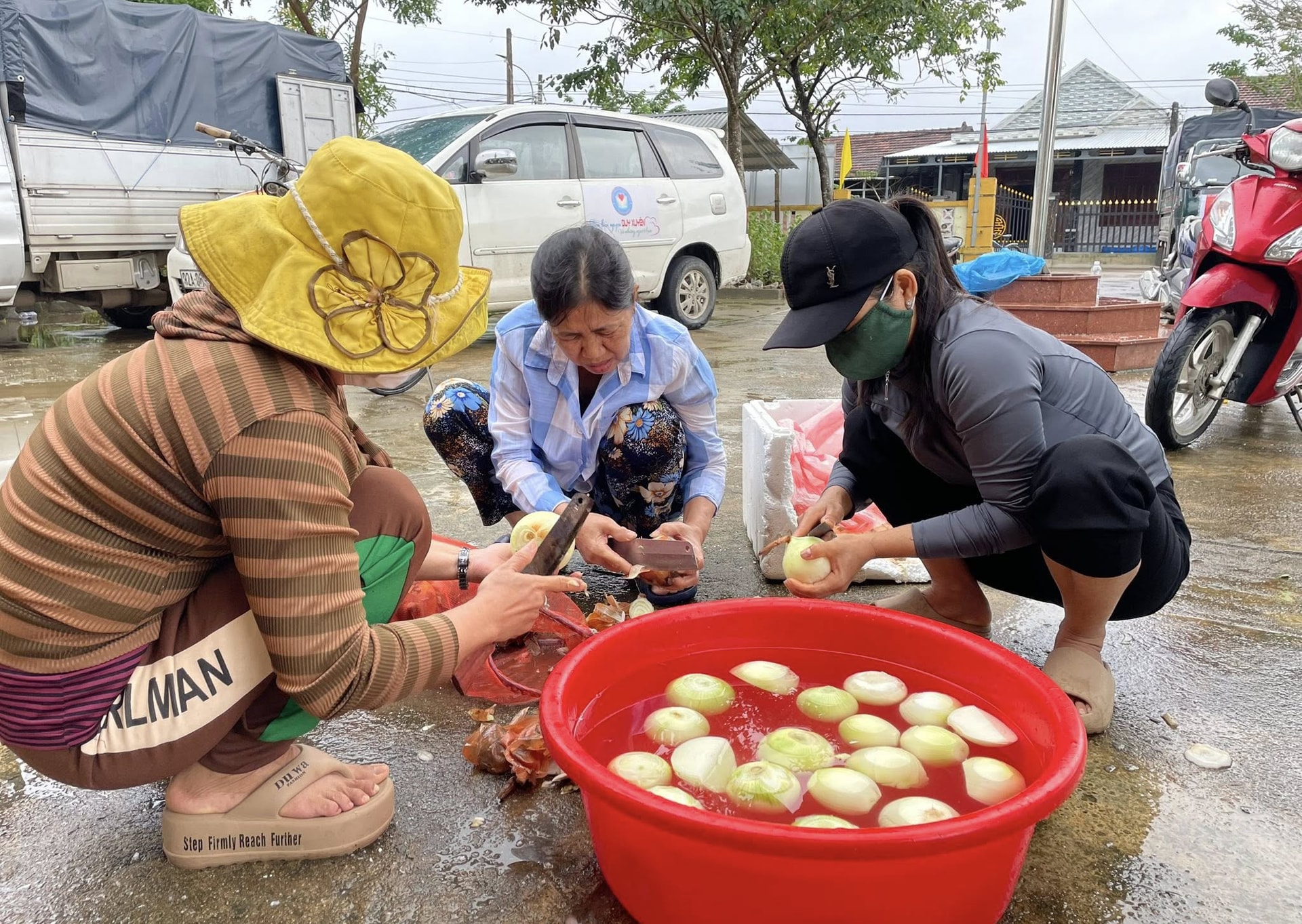 Mang bếp lửa vào ‘tâm lũ’, trao những hộp cơm nóng đến bà con vùng ngập- Ảnh 6.