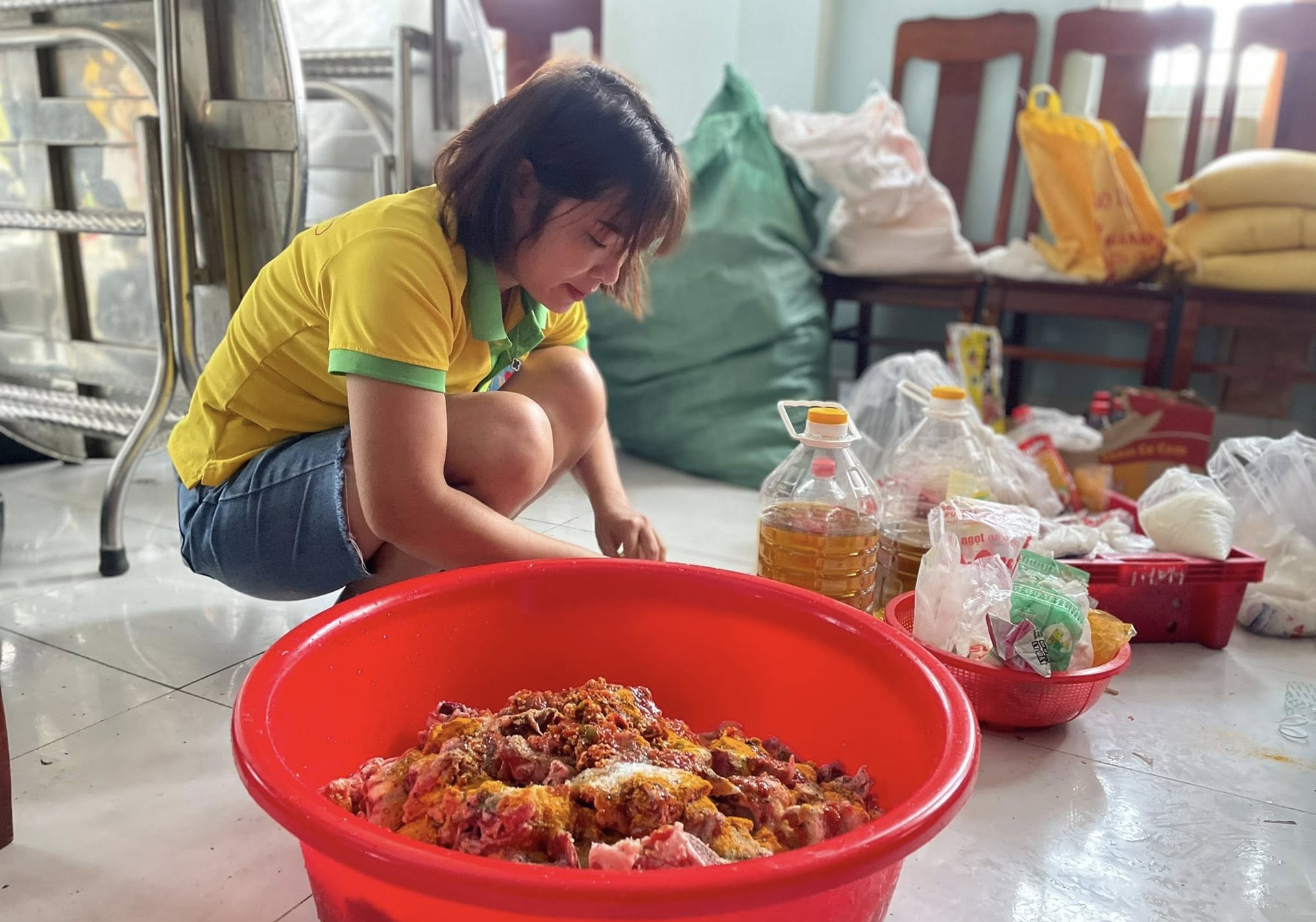 Mang bếp lửa vào ‘tâm lũ’, trao những hộp cơm nóng đến bà con vùng ngập- Ảnh 7.