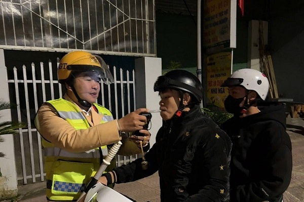 Ngày 23/11, cả nước phát hiện gần 2.500 trường hợp vi phạm nồng độ cồn- Ảnh 2. Ngày 23/11, cả nước phát hiện gần 2.500 trường hợp vi phạm nồng độ cồn- Ảnh 2.