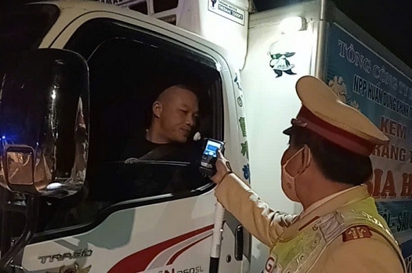 Ngày 23/11, cả nước phát hiện gần 2.500 trường hợp vi phạm nồng độ cồn- Ảnh 1. Ngày 23/11, cả nước phát hiện gần 2.500 trường hợp vi phạm nồng độ cồn- Ảnh 1.