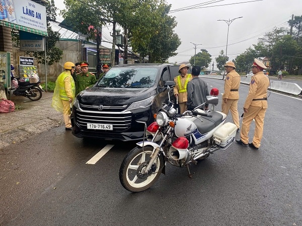 Ô tô chở 5 người Trung Quốc nghi nhập cảnh trái phép vào Việt Nam - Ảnh 1. Ô tô chở 5 người Trung Quốc nghi nhập cảnh trái phép vào Việt Nam - Ảnh 1.