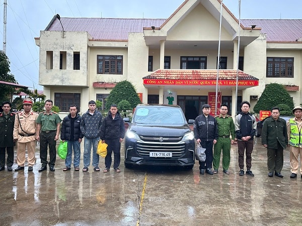 Ô tô chở 5 người Trung Quốc nghi nhập cảnh trái phép vào Việt Nam - Ảnh 3. Ô tô chở 5 người Trung Quốc nghi nhập cảnh trái phép vào Việt Nam - Ảnh 3.