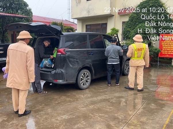 Ô tô chở 5 người Trung Quốc nghi nhập cảnh trái phép vào Việt Nam - Ảnh 2. Ô tô chở 5 người Trung Quốc nghi nhập cảnh trái phép vào Việt Nam - Ảnh 2.