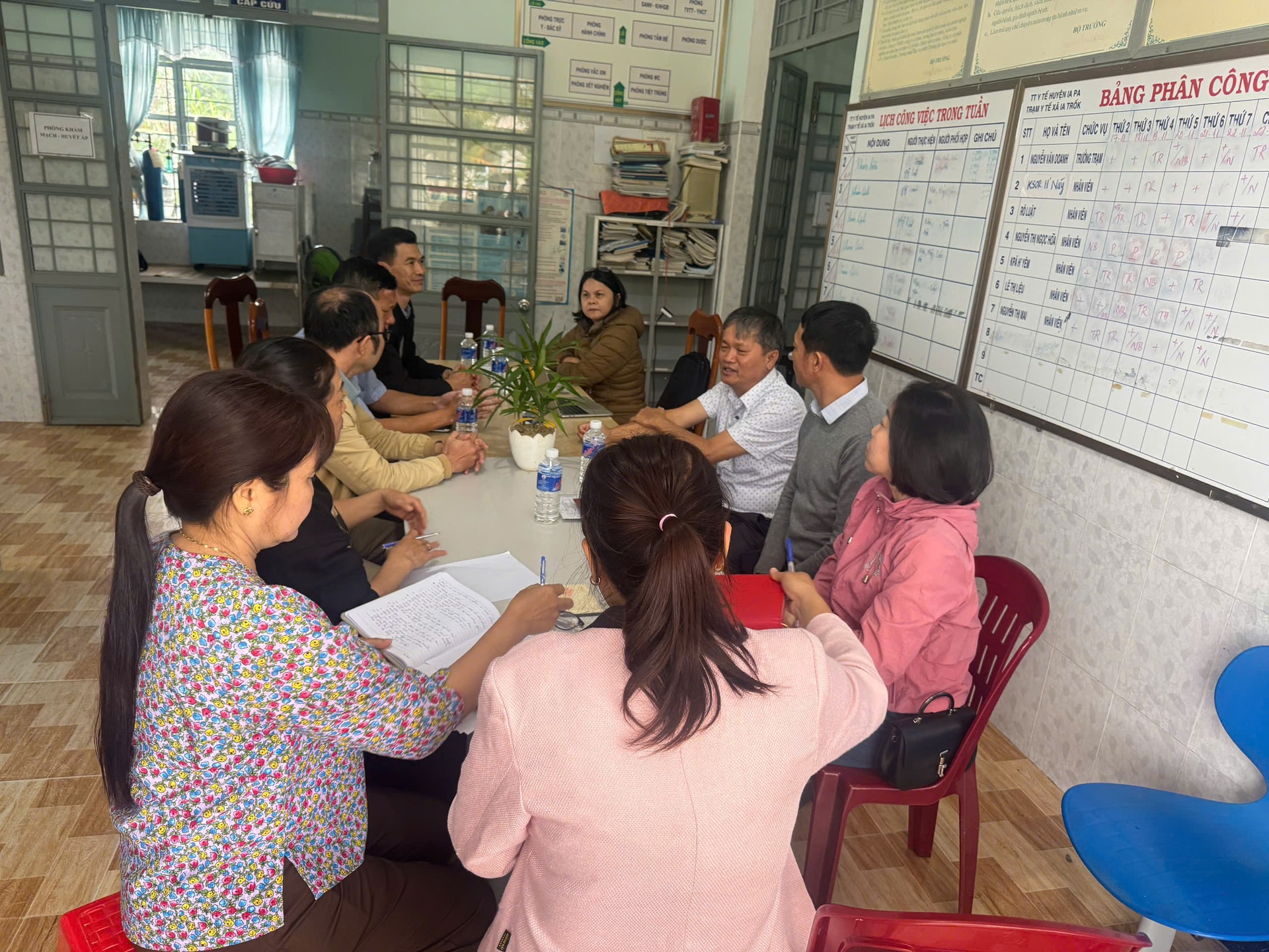 Nhiều đoàn công tác của Bộ Y tế hỗ trợ các tỉnh miền Trung, Tây Nguyên ứng phó, khắc phục mưa lũ- Ảnh 7.