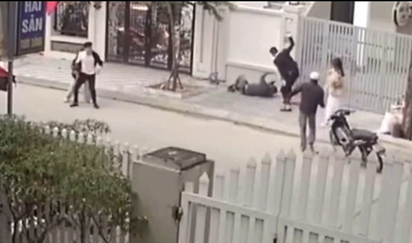 Công an đang xác minh vụ người đàn ông bị đánh ở An Khánh, Hà Nội- Ảnh 1. Công an đang xác minh vụ người đàn ông bị đánh ở An Khánh, Hà Nội- Ảnh 1.