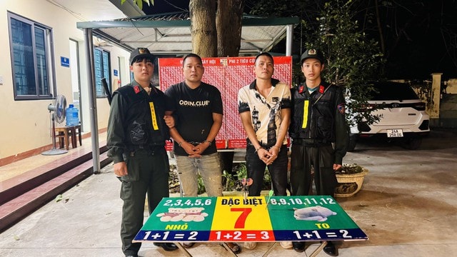 Chơi trò phi tiêu ăn tiền tại hội chợ, 2 nam thanh niên bị bắt vì hành vi đánh bạc- Ảnh 1. Chơi trò phi tiêu ăn tiền tại hội chợ, 2 nam thanh niên bị bắt vì hành vi đánh bạc- Ảnh 1.