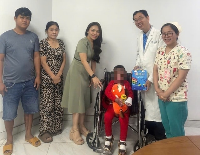 Bé trai ở Tây Ninh bị cha đổ xăng phóng hoả đã khoẻ lại- Ảnh 2. Bé trai ở Tây Ninh bị cha đổ xăng phóng hoả đã khoẻ lại- Ảnh 2.