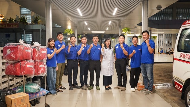 Bệnh viện Chợ Rẫy lên đường vào tâm lũ, hỗ trợ đồng bào miền Trung- Ảnh 1.