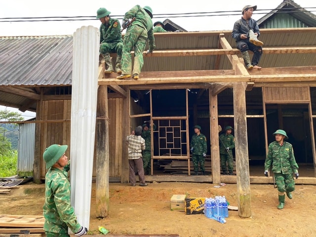 Biên phòng hóa 'thần đèn', di dời hàng chục ngôi nhà ra khỏi vùng sạt lở- Ảnh 10.