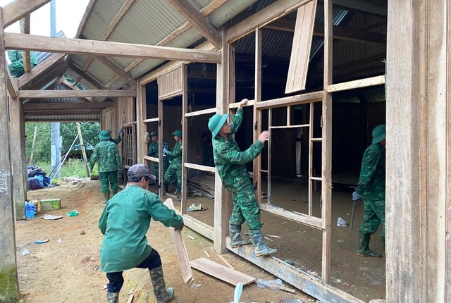 Biên phòng hóa 'thần đèn', di dời hàng chục ngôi nhà ra khỏi vùng sạt lở- Ảnh 2.