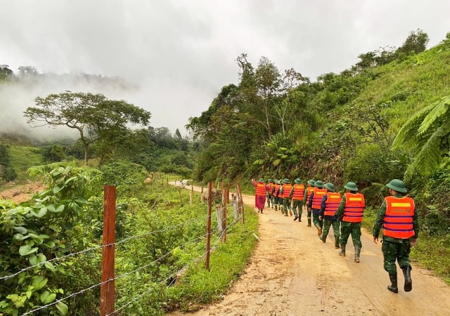 Biên phòng hóa 'thần đèn', di dời hàng chục ngôi nhà ra khỏi vùng sạt lở- Ảnh 5.