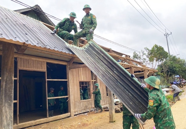 Biên phòng hóa 'thần đèn', di dời hàng chục ngôi nhà ra khỏi vùng sạt lở- Ảnh 7.
