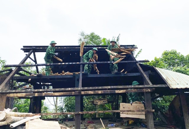 Biên phòng hóa 'thần đèn', di dời hàng chục ngôi nhà ra khỏi vùng sạt lở- Ảnh 9.