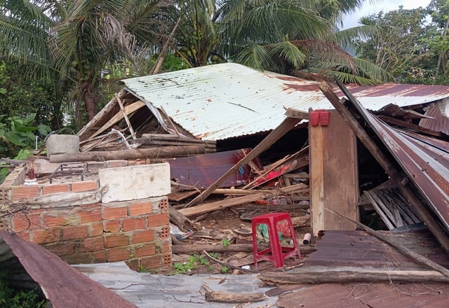 Hai vợ chồng bồng con chạy lũ, khi trở về ngôi nhà chỉ còn đống đổ nát- Ảnh 1.