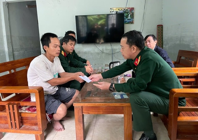 Hai vợ chồng bồng con chạy lũ, khi trở về ngôi nhà chỉ còn đống đổ nát- Ảnh 2.