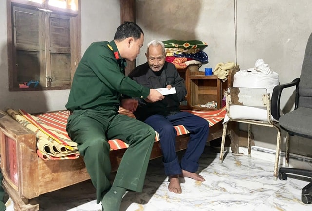 Hai vợ chồng bồng con chạy lũ, khi trở về ngôi nhà chỉ còn đống đổ nát- Ảnh 3.