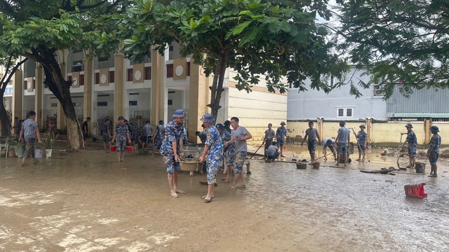 Bộ đội Hải quân dọn bùn đất, hỗ trợ người dân tái thiết đời sống- Ảnh 1. Bộ đội Hải quân dọn bùn đất, hỗ trợ người dân tái thiết đời sống- Ảnh 1.