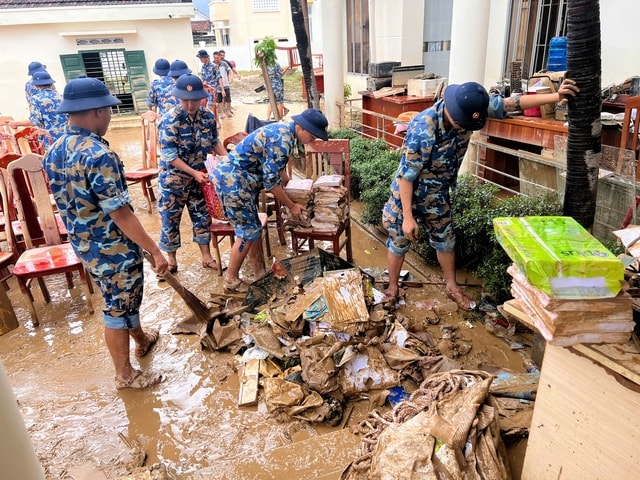 Bộ đội Hải quân dọn bùn đất, hỗ trợ người dân tái thiết đời sống- Ảnh 2. Bộ đội Hải quân dọn bùn đất, hỗ trợ người dân tái thiết đời sống- Ảnh 2.
