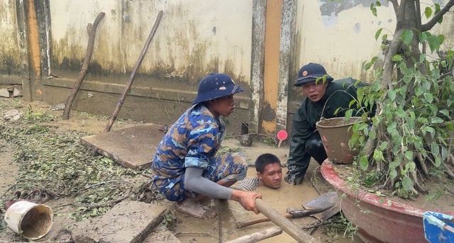 Bộ đội Hải quân dọn bùn đất, hỗ trợ người dân tái thiết đời sống- Ảnh 4. Bộ đội Hải quân dọn bùn đất, hỗ trợ người dân tái thiết đời sống- Ảnh 4.