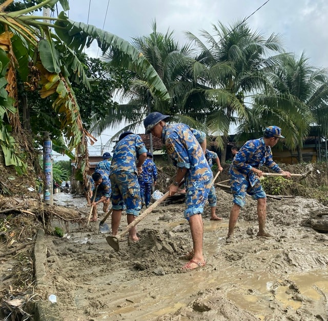 Bộ đội Hải quân dọn bùn đất, hỗ trợ người dân tái thiết đời sống- Ảnh 5. Bộ đội Hải quân dọn bùn đất, hỗ trợ người dân tái thiết đời sống- Ảnh 5.