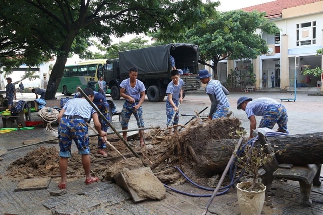 Bộ đội Hải quân dọn bùn đất, hỗ trợ người dân tái thiết đời sống- Ảnh 6. Bộ đội Hải quân dọn bùn đất, hỗ trợ người dân tái thiết đời sống- Ảnh 6.
