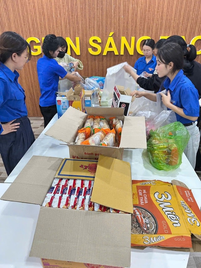 Trường đại học tiếp sức sinh viên và đồng bào sau lũ- Ảnh 2.