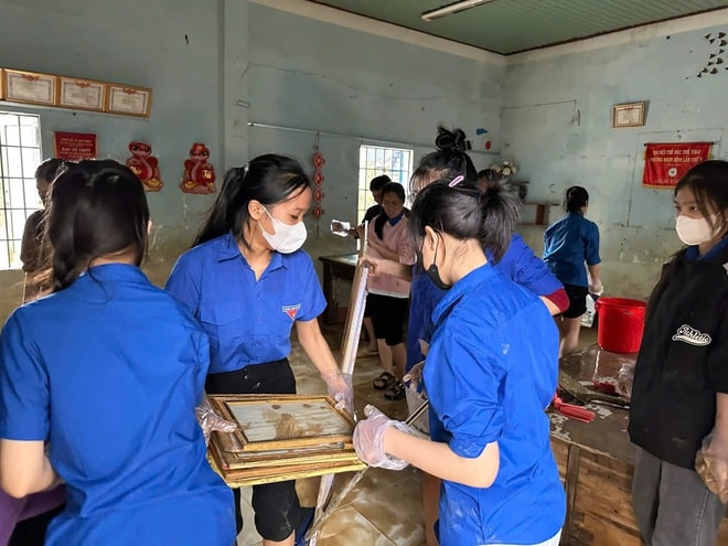 Trường đại học tiếp sức sinh viên và đồng bào sau lũ- Ảnh 3.