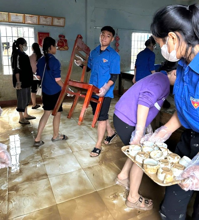 Trường đại học tiếp sức sinh viên và đồng bào sau lũ- Ảnh 6.