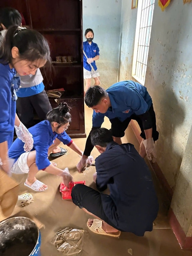 Trường đại học tiếp sức sinh viên và đồng bào sau lũ- Ảnh 4.