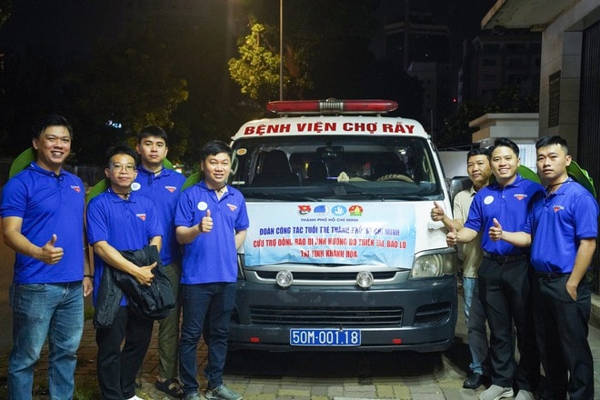 Bệnh viện Chợ Rẫy lên đường vào tâm lũ, hỗ trợ đồng bào miền Trung- Ảnh 2.