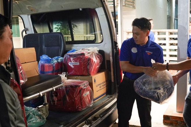 Bệnh viện Chợ Rẫy lên đường vào tâm lũ, hỗ trợ đồng bào miền Trung- Ảnh 3.