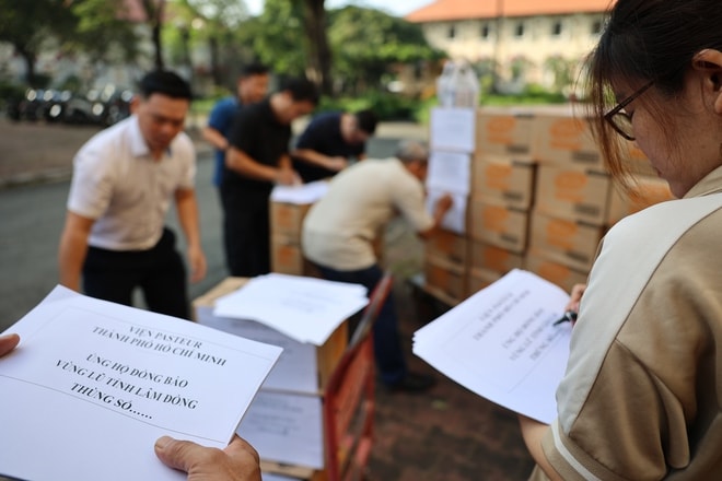Nhiều đoàn công tác của Bộ Y tế hỗ trợ các tỉnh miền Trung, Tây Nguyên ứng phó, khắc phục mưa lũ- Ảnh 2.