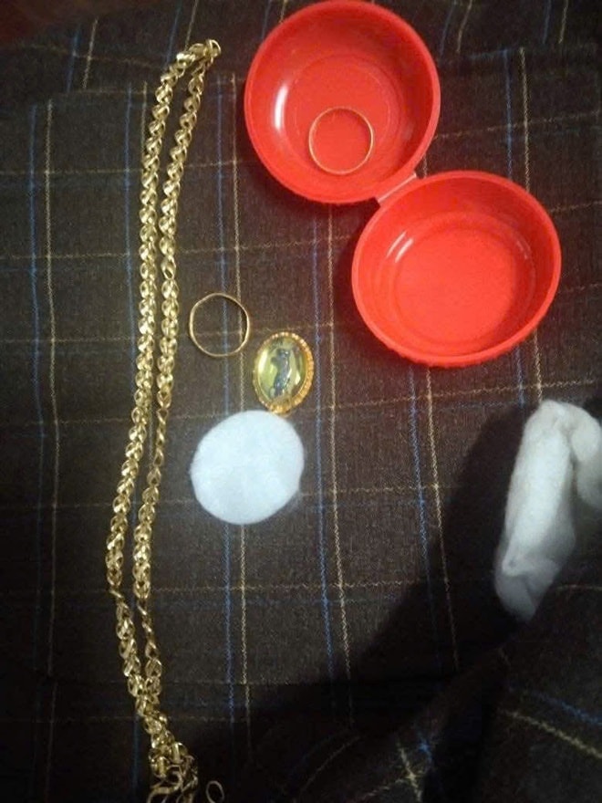 Phát hiện nhiều trang sức bằng vàng trong lúc phân loại áo quần hỗ trợ người dân vùng lũ- Ảnh 2.